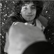 Insegnante di italiano giovane e intraprendete